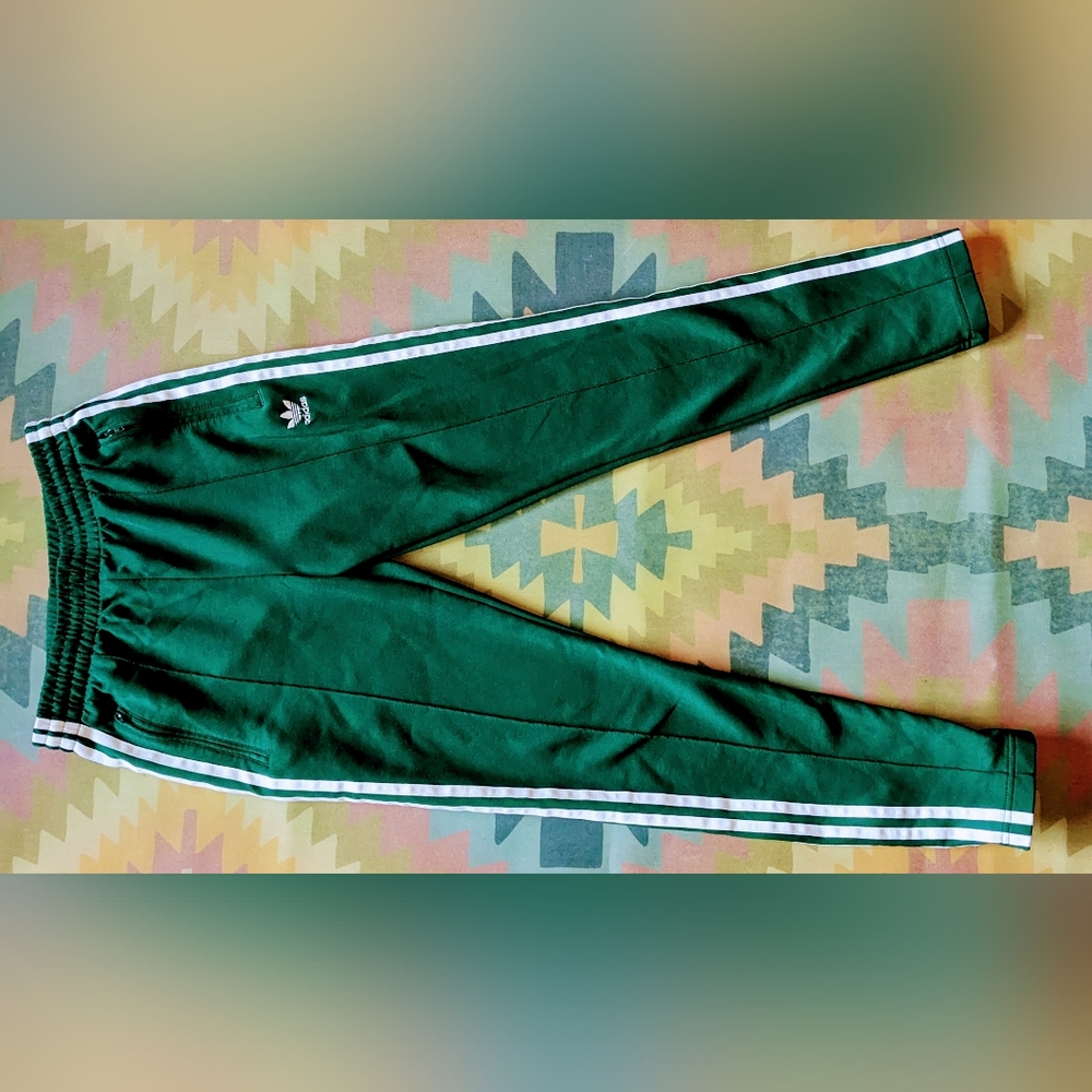 Adidas track pants 💚🧃